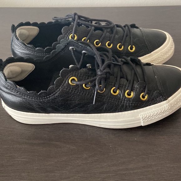 Women Converse size 7 black leather sneakers( runs 1/2 size bigger) - Picture 3 of 9